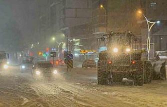 Tatvan’da 15 köy yolu ulaşıma kapadı: Merkezde kar kalınlığı 50 santimetreye ulaştı