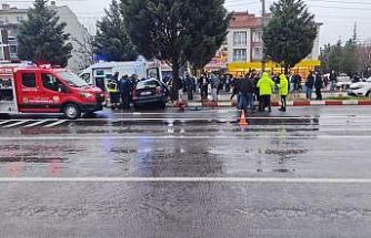 Tavşanlı’da otomobil refüje çıktı: 2 yaralı