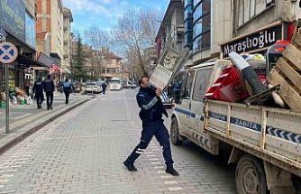 Tavşanlı’da yaya yolunu işgal eden duba ve reklam panoları toplanıyor