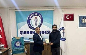 Tayini çıkan Sağlık-Sen temsilcisi plaketle uğurlandı