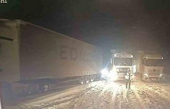 TEM Otoyolu’nun Bolu geçişi Ankara istikametinde 3 tırın yolu kapatması sonucu ulaşım durdu