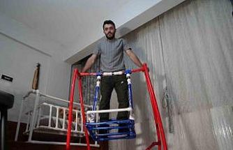 Tesisatçı baba adayından, doğacak bebeğine su borusundan beşik ve salıncak