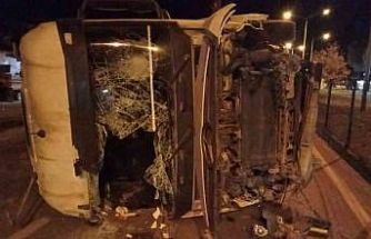 Tır ile otomobilin çarpıştığı kazada tır yan yattı; 2 yaralı