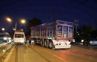 Tır işçi minibüsüne çarptı: 2 yaralı