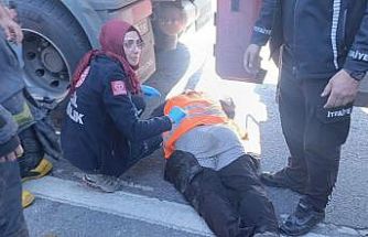 Tırın altında kalan karayolları işçisi hayatını kaybetti