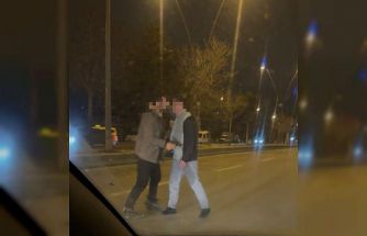 Tırın önüne atladı, trafiği kilitledi