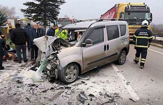 Tırla çarpışan hafif ticari araç alev aldı: 5 yaralı