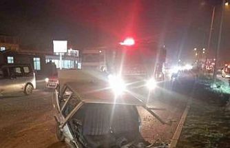 Tırla çarpışan Tofaş ikiye bölündü