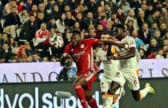 Trendyol Süper Lig: Antalyaspor: 0 - Galatasaray: 2 (İlk yarı)