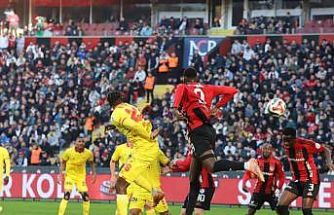 Trendyol Süper Lig: Gaziantep FK: 0 - Göztepe: 0 (İlk yarı)