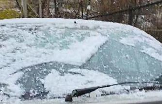 Tufanbeyli’de kısa süreli yağan kar sevindirdi