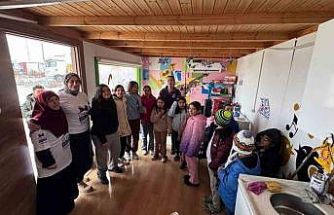 Türkiye’nin dört bir yanından gönderilen yılbaşı ikramlıkları öğrencilere ulaştırıldı