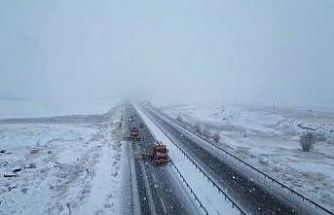 Turuncu kaplanların Bayburt-Gümüşhane yolunda karla mücadelesi sürüyor
