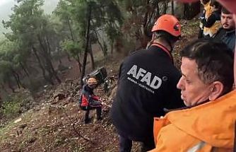 Uçurumdan yuvarlanan sürücüyü AFAD ve itfaiye ekipleri kurtardı