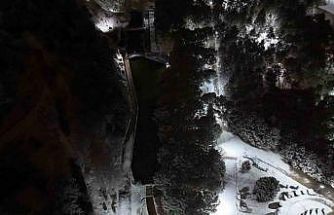 Uşak’ta mevsimin ilk karı yağdı: Beyaza bürünen kent böyle görüntülendi