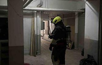 Üst katları otel olarak kullanılan iş merkezinde çıkan yangın ekipleri harekete geçirdi