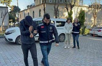 Üşüyünce girdikleri evden 50 bin liralık televizyon çaldılar