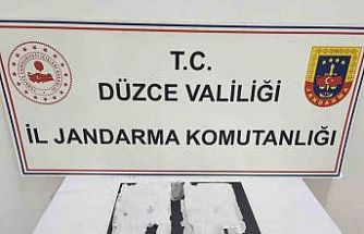 Uyuşturucu maddeyi peçeteye emdirip ayakkabısına saklamış