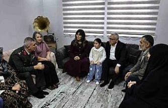 Vali Şimşek babası asker olan minik Gökçe’yi daveti üzerine evinde ziyaret etti