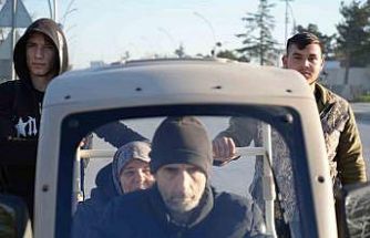 Validen örnek davranış sergileyen liseli gençlere teşekkür