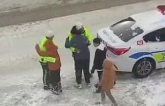 Van’da yürekleri ısıtan görüntüler: Trafik polisleri çocuklarla kartopu oynadı