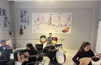 Vefalı eş, hayatını kaybeden kocasının anısına kütüphane ve müzik atölyesi kurdu