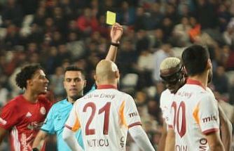 Victor Osimhen cezalı duruma düştü