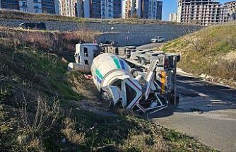 Virajı alamayan beton mikseri yan yattı, beton yola döküldü