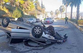 Virajı alamayan otomobil refüjdeki aydınlatma direğine çarpıp takla attı: 2 yaralı