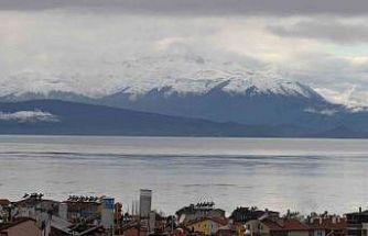 Yağışlar Anamas’ın zirvesini beyazlattı