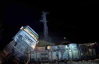 Yaralıya yardım etmek istedi, emniyet şeridindeki otomobiline ticari araç çarptı: 4 yaralı