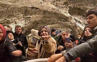 Yerin 150 metre altındaki bu mağarada şifa arıyorlar