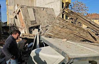Yıkım sırasında enkaz altında kalmaktan saniyelerle kurtuldular