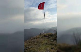 Yıpranan bayrak değiştirilmeyi bekliyor