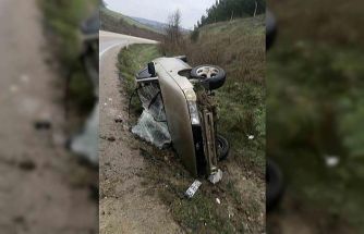 Yoğun sis beraberinde kaza getirdi: Devrilen otomobil sürücüsü yaralandı