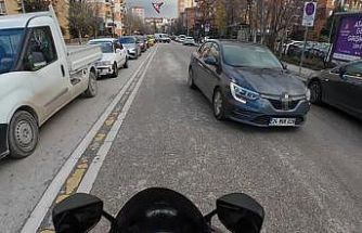 Yoğun trafikte ters yöne giren sürücü tehlikeye davetiye çıkardı