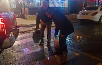 Yolda oluşan çukurları görünce dayanamayan esnaf  kum ve çakılla çukurları kendisi kapattı