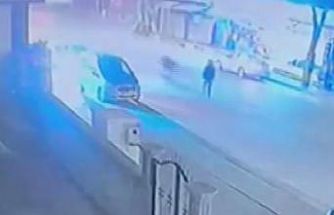 Yolun karşısına geçmek isteyen çocuğa motosiklet çarptı... O anlar kamerada