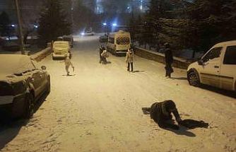 Yozgat’ta mahalle aralarında kar eğlencesi: Sokaklar kayak pistini aratmadı