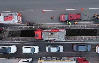 Yüksek gerilim tellerine ramak kala, itfaiye aracı köprü arasında sıkıştı: 3 personel yaralı