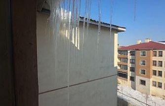 Yüksekova’da buz sarkıtları 2 metreyi geçti