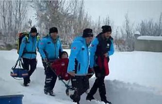 Yüksekova’da kar esaretinde zamanla yarış: 76 yaşındaki KOAH hastası için seferber oldular
