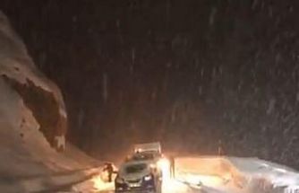 Yüksekova’da kar ve tipi ulaşımı aksattı: Fırtınaya rağmen namazını kıldı