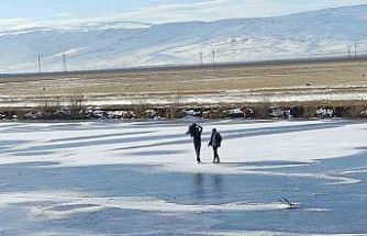 Yüzeyi tamamen donan nehir üzerinde yürüyüş heyecanı