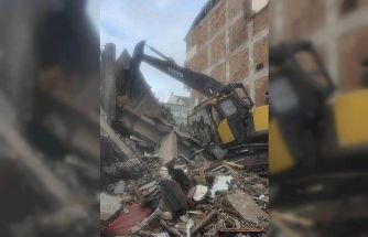 Zeytinburnu’nda yıkım sırasında beton parçaları iş makinesinin üzerine düştü: Operatör yaralandı