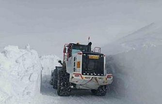 1 metreyi aşan karda yol açma mücadelesi