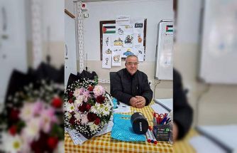 43 yıllık öğretmen, öğrencilerinin alkışları arasında emekliye ayrıldı