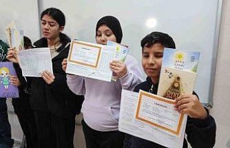 Adana’da engelleri aşan karne sevinci: Görme engelli öğrenciler ’’Braille alfabesi’’ ile hazırlanan karnelerini aldı