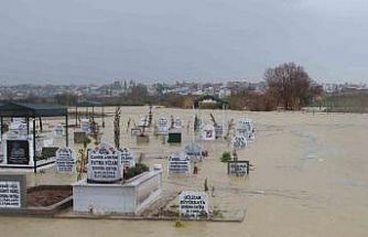 Adana’da kanal taştı, mezarlar sular altında kaldı