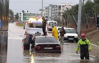 Adana’da sağanak hayatı felç etti: Araçlarında mahsur kalan vatandaşları itfaiye kurtardı